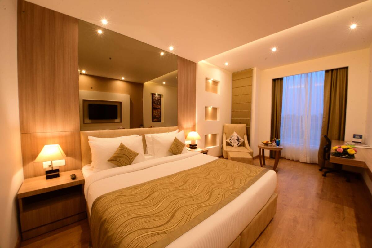 Ropa de cama de alta calidad, minibar, caja fuerte y escritorio