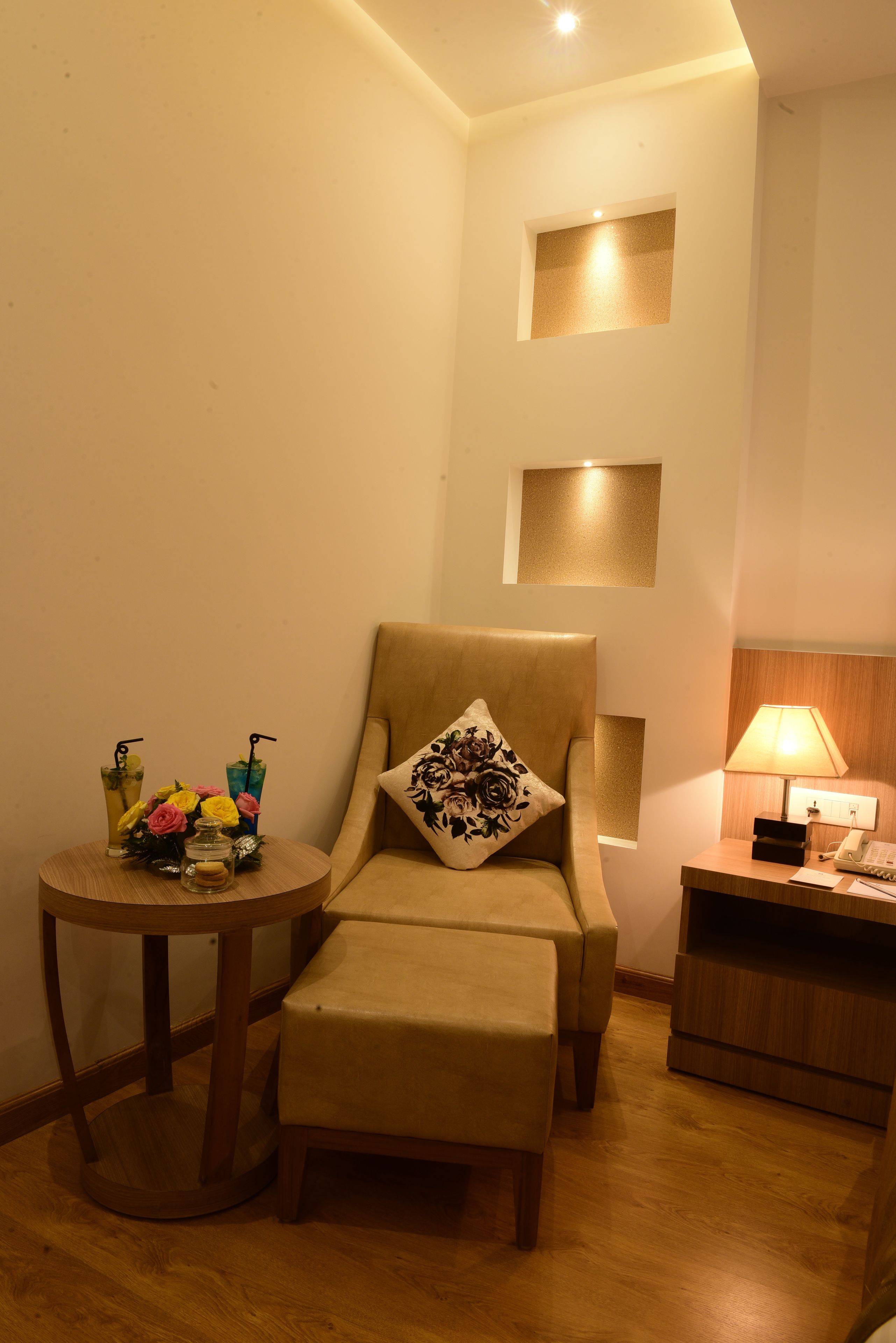 superior room, 1 king bed, non smoking | premium bedding, minibar, in-room safe, desk