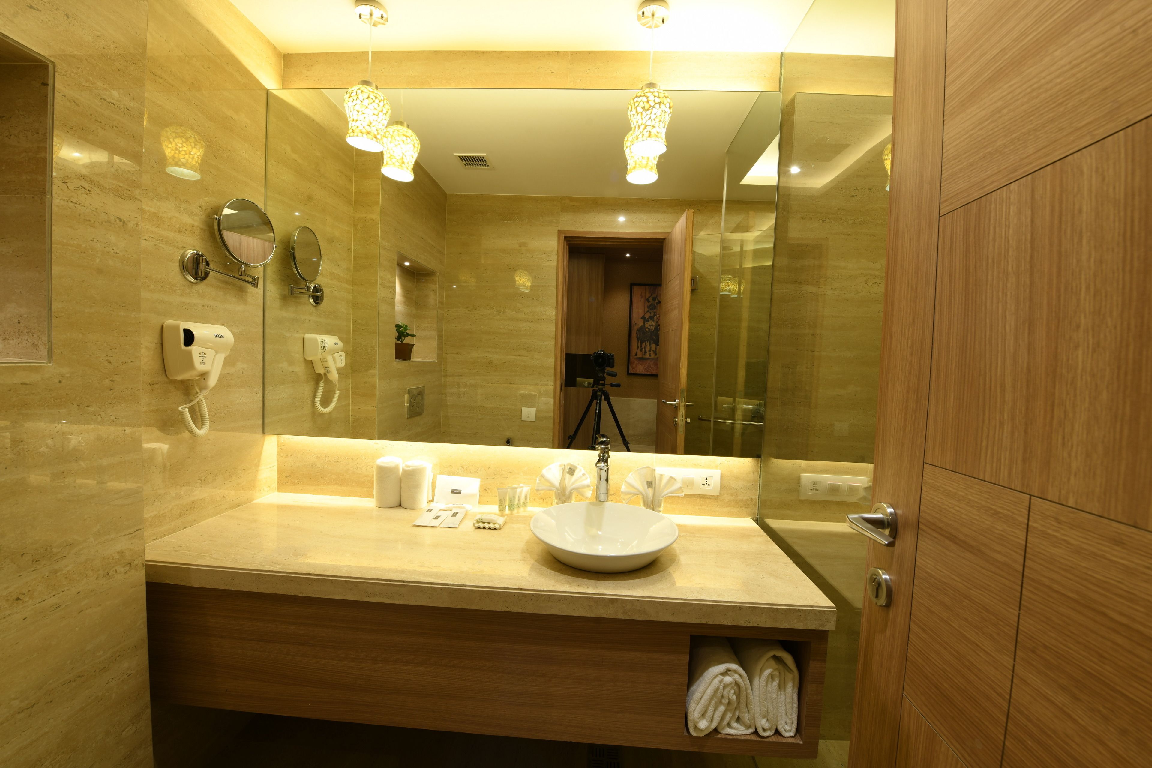 deluxe room, 1 king bed, non smoking | bathroom | shower, slippers, towels