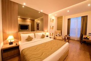 Deluxe Room, 1 King Bed, Non Smoking | Premium bedding, minibar, in-room safe, desk