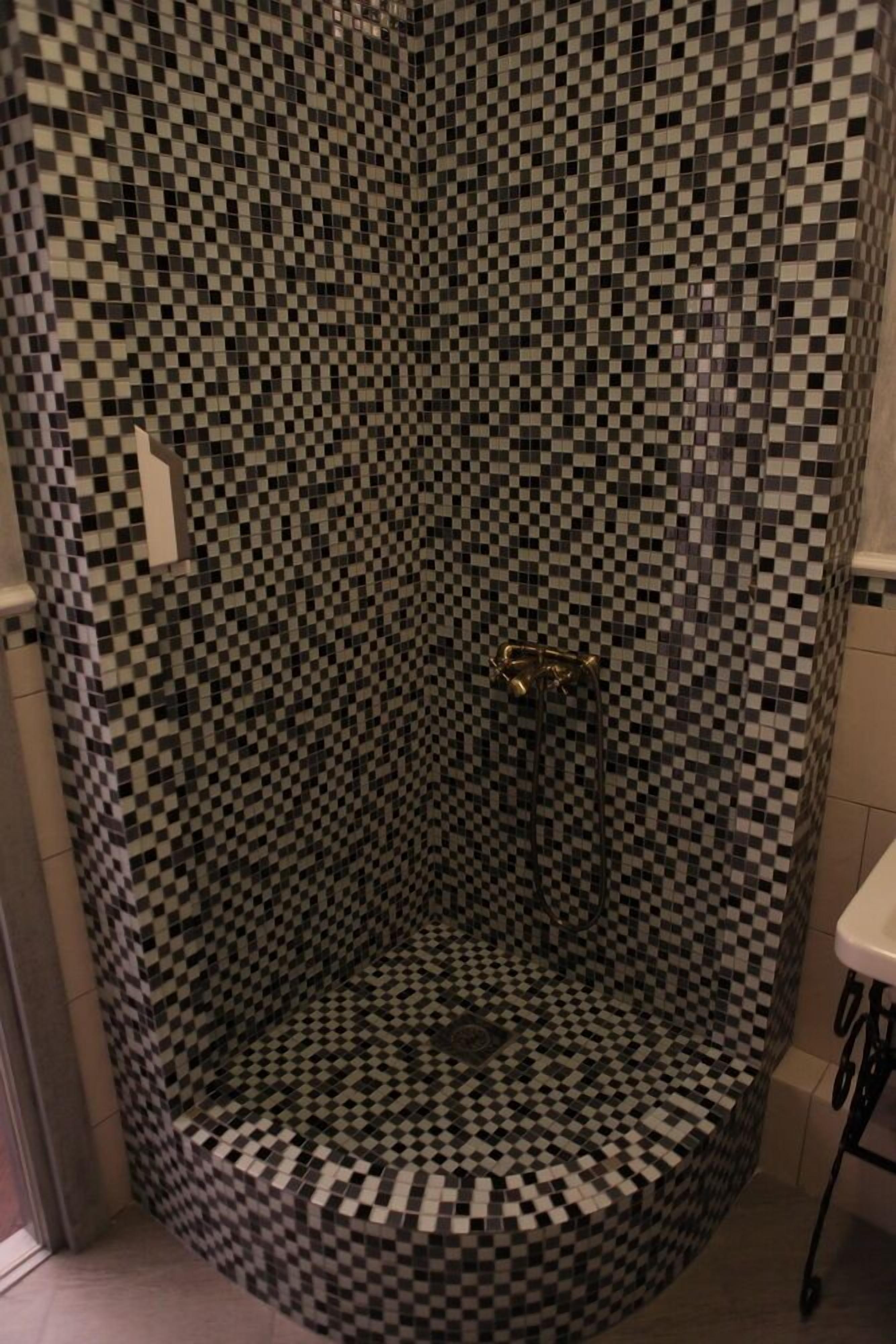 standard double or twin room | bathroom shower