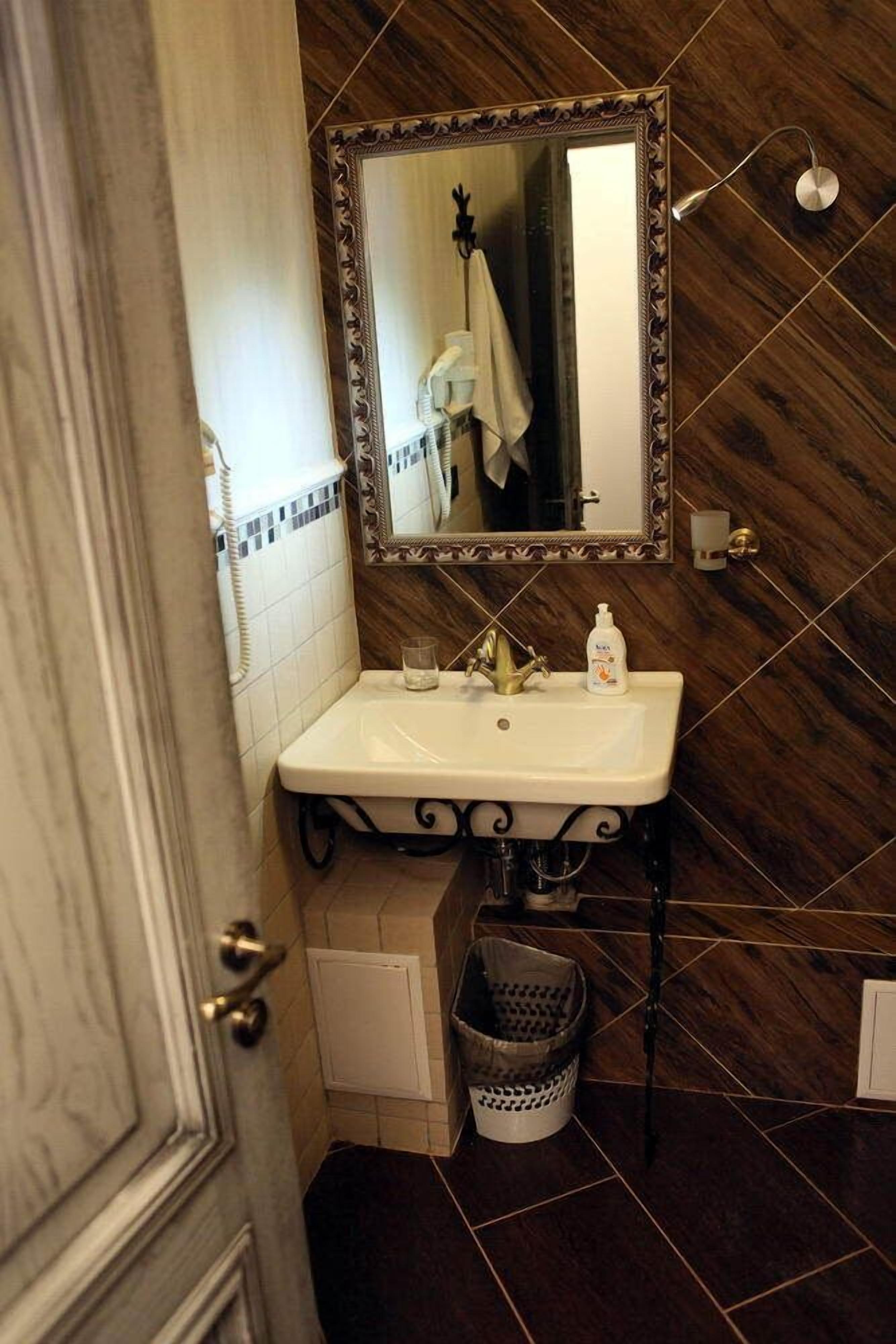 economy double room | bathroom sink