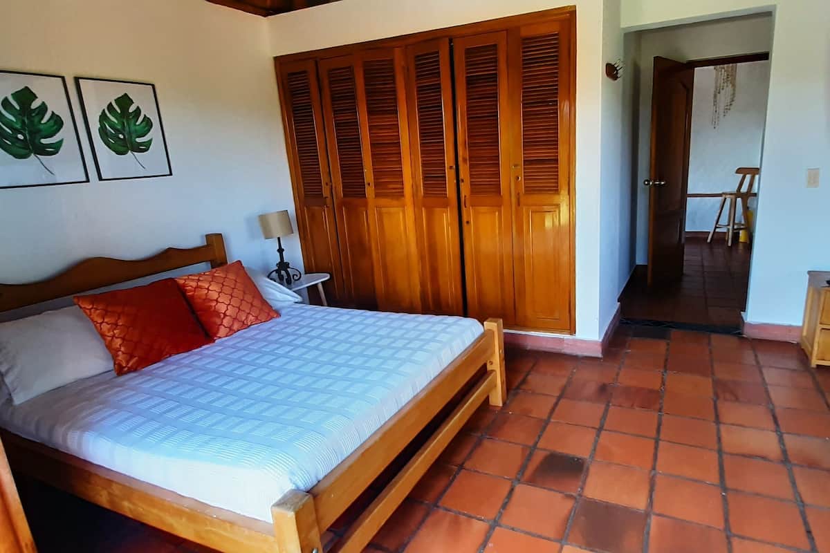Caja de seguridad en la habitación, wifi gratis y ropa de cama 