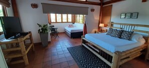 Suíte júnior, 1 cama King, para não fumantes | Cofres nos quartos, Wi-Fi de cortesia, roupa de cama