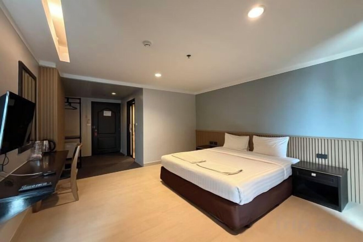 Hypo-allergenic bedding available, rollaway beds (surcharge)