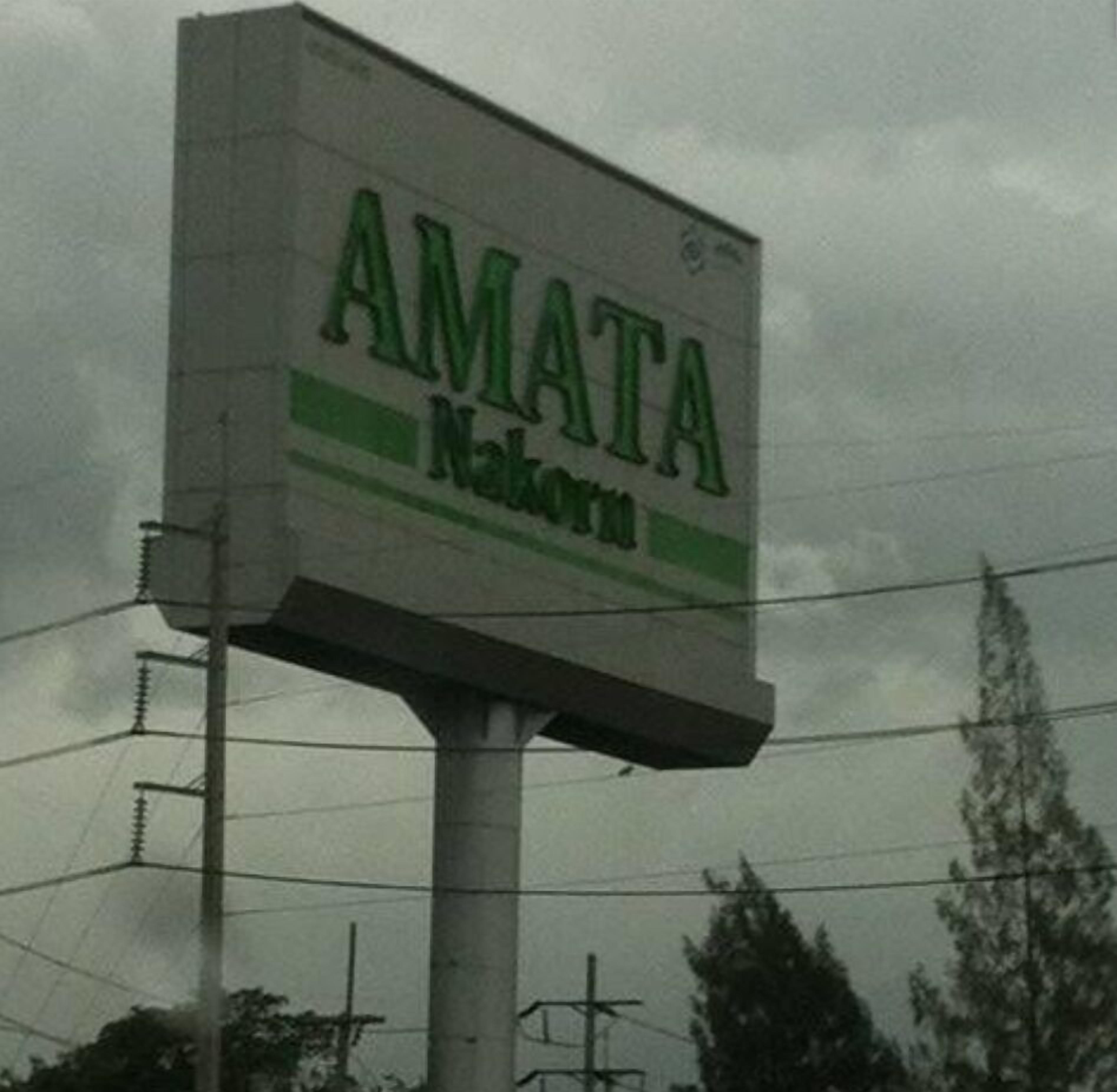 Un anuncio con el texto "AMATA" y "Nakom".