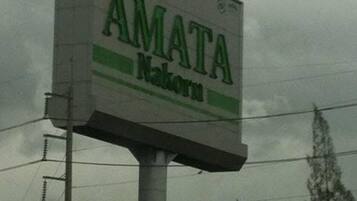 Un anuncio con el texto "AMATA" y "Nakom".