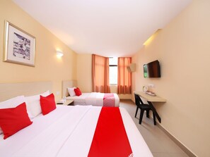 A hotel room with two beds, a desk, a chair, a television, and a framed picture on the wall. - Super OYO 635 Seven Days Hotel (Raub)