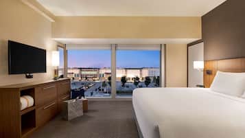 Suite, 1 King Bed with Sofa bed | Hypo-allergenic bedding, desk, laptop workspace, blackout curtains