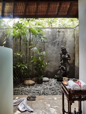 Duschwanne, Komfortbadewanne, kostenlose Toilettenartikel, Haartrockner