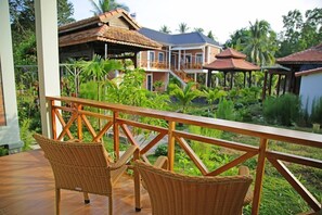 Familie bungalow | Een minibar, een bureau, verduisterende gordijnen, geluiddichte muren