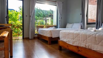 Minibar, escritorio, cortinas blackout y insonorización