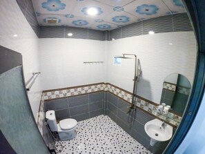 Bungalow familiar | Baño | Regadera, amenidades de baño gratuitas, secadora de cabello, pantuflas 