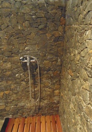 Casa | Bany | Dutxa, capçal de dutxa tipus cascada i tovalloles 