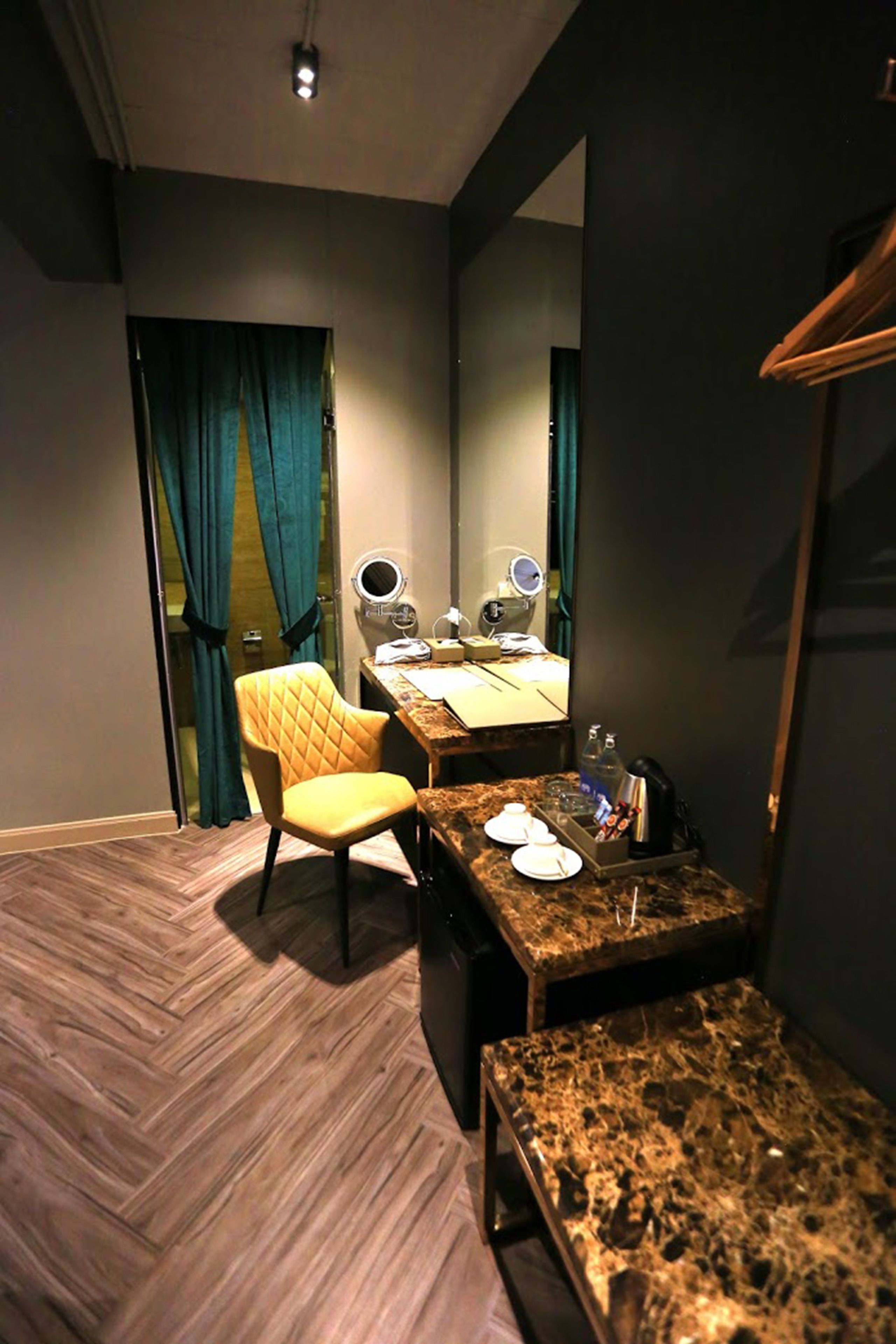 crown tail (superior - king bed) | room amenity