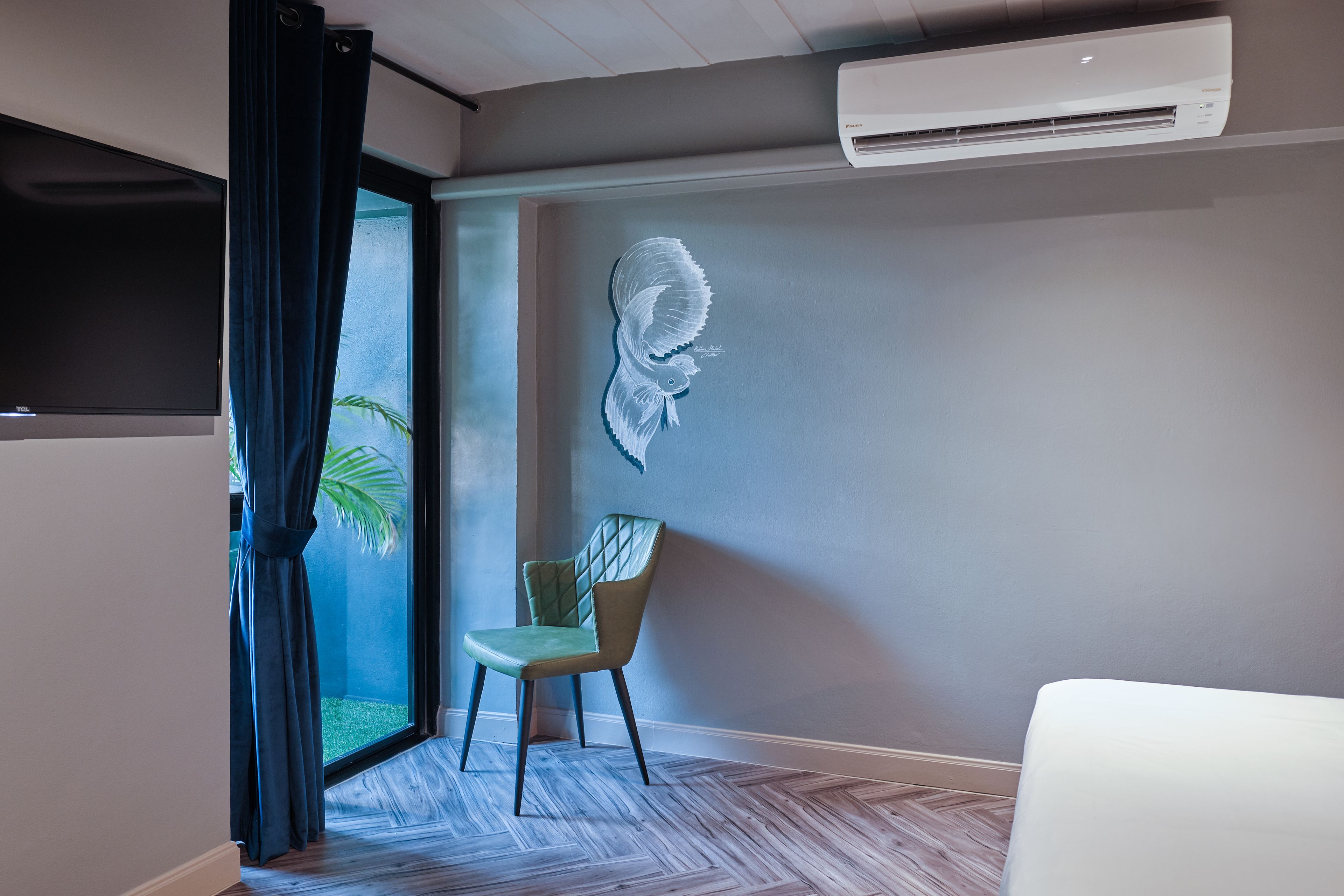 crown tail (superior - king bed) | view from room