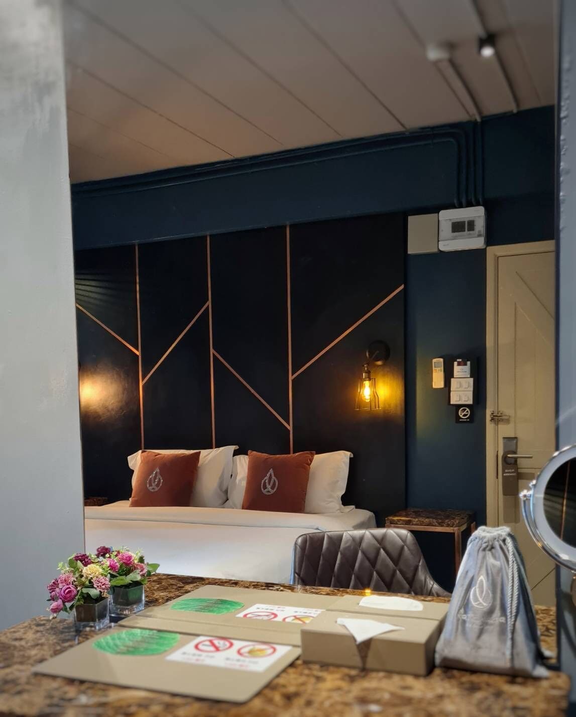 delta executive (king bed) | premium bedding, minibar, in-room safe, desk