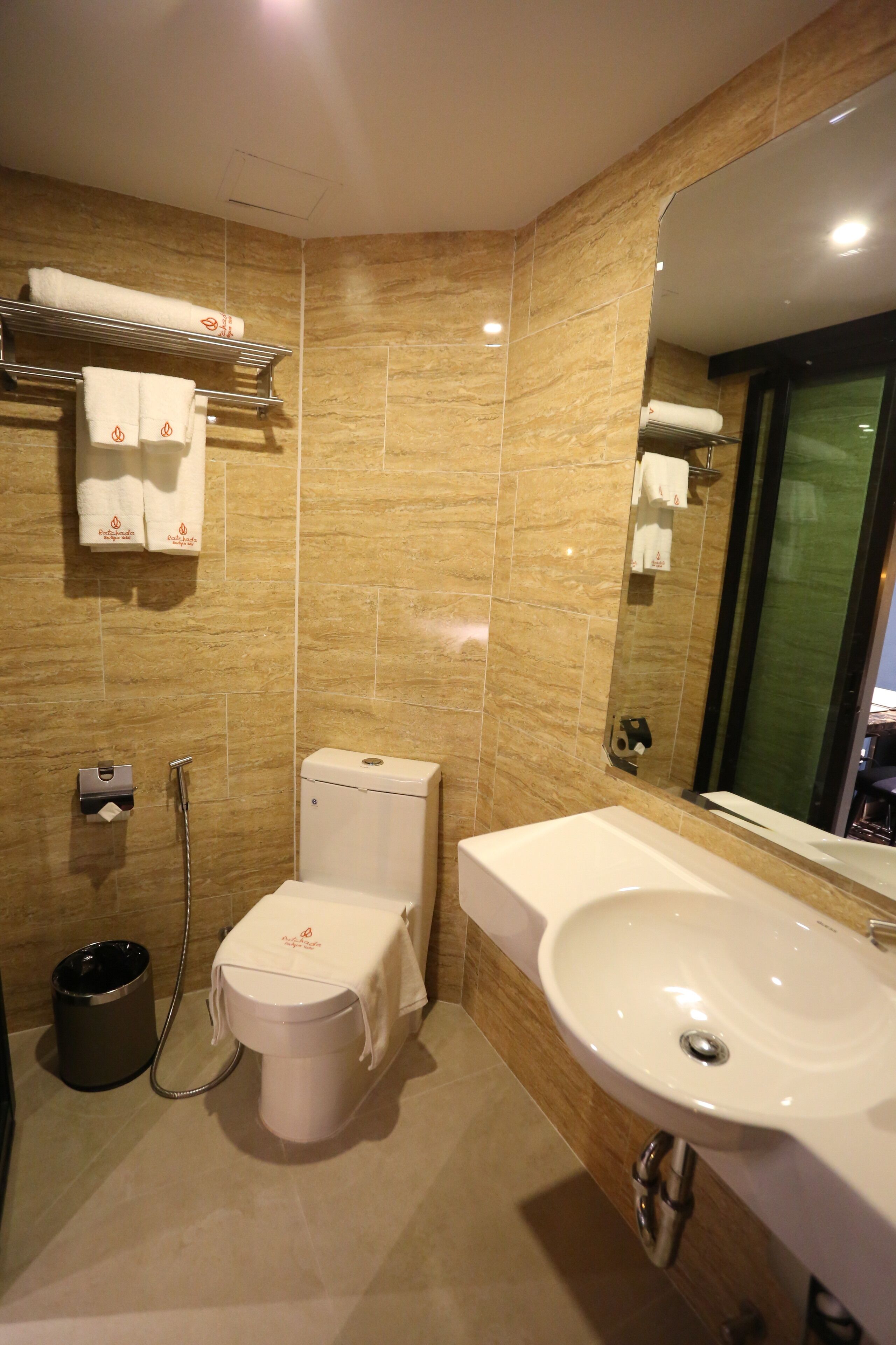 crown tail (superior - twin bed) | bathroom | free toiletries, hair dryer, towels