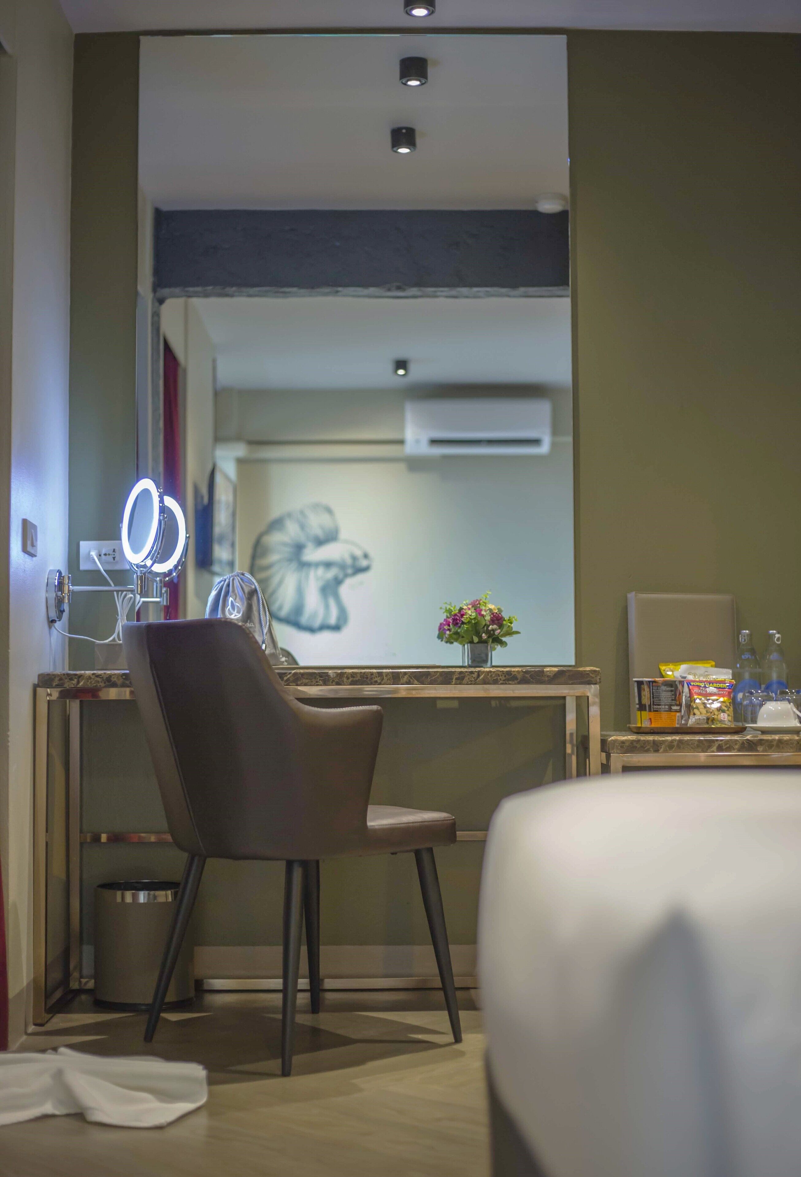 delta (standard - twin bed) | living area | smart tv