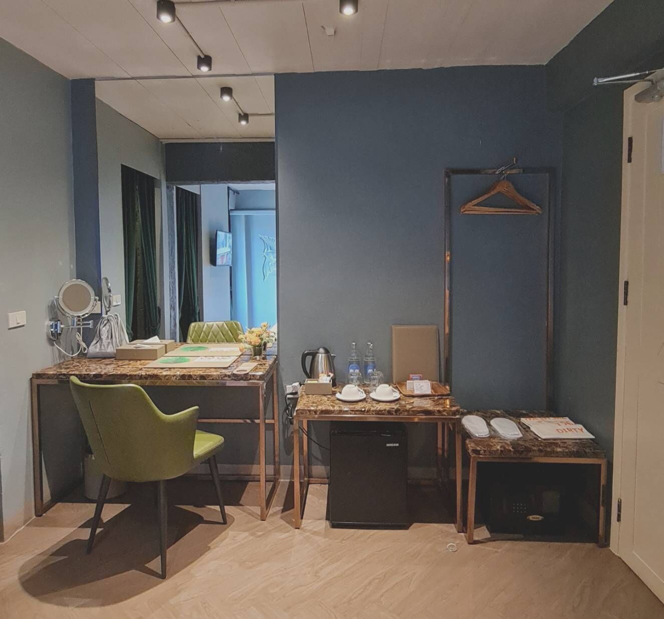 delta (standard - twin bed) | living area | smart tv