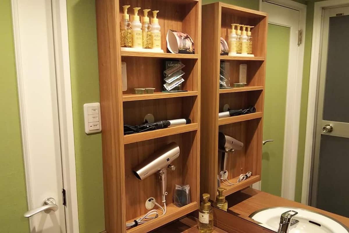 separate bathtub and shower, deep-soaking bathtub, free toiletries