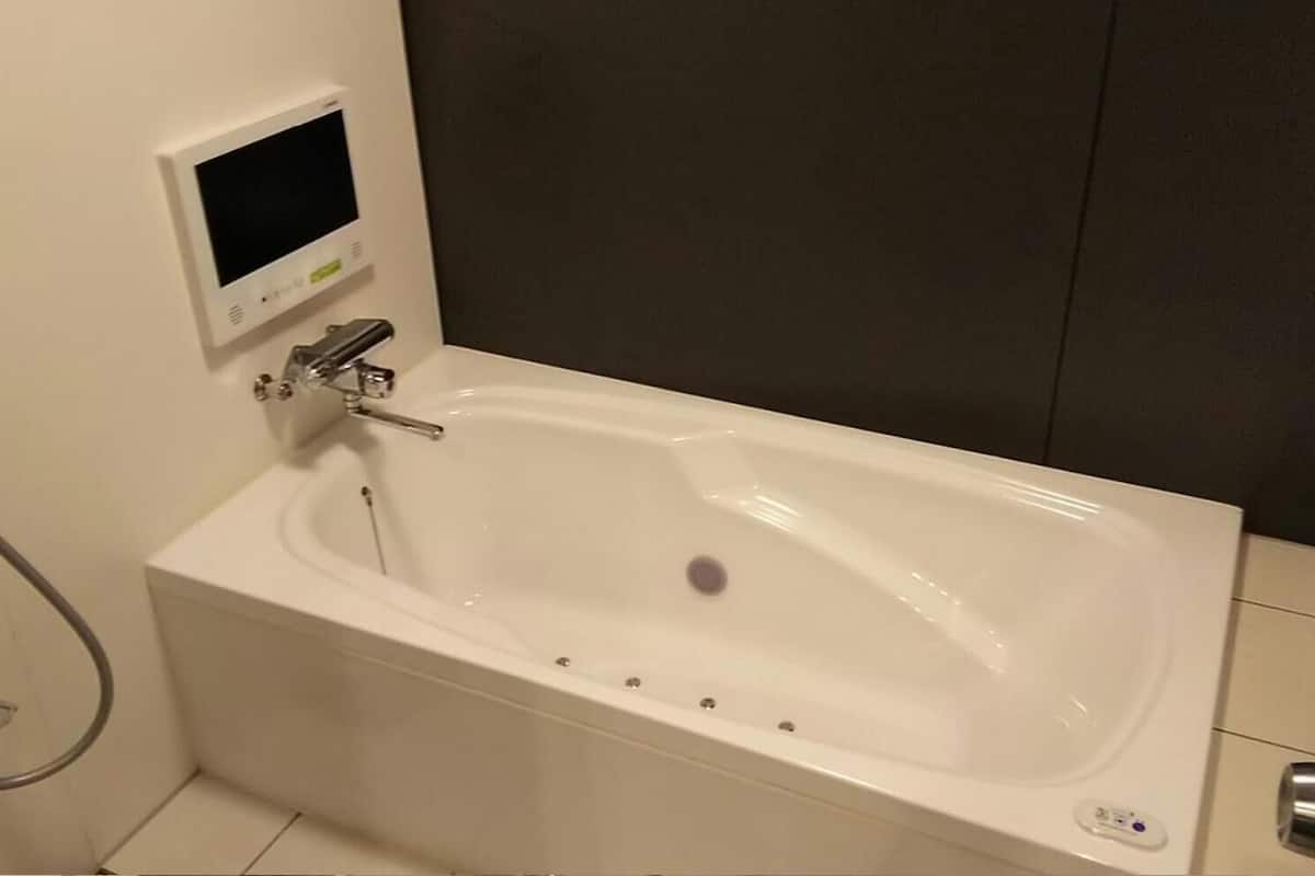 separate bathtub and shower, deep-soaking bathtub, free toiletries