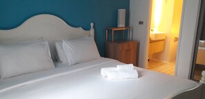 Two Bedrooms Pool Access | Literie hypoallergénique, coffres-forts dans les chambres