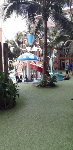 Piscina interna, piscina externa, barracas de cortesia, espreguiçadeiras