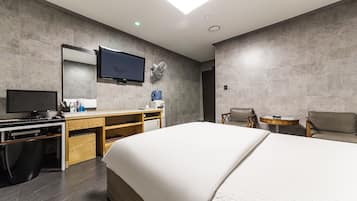 Deluxe Double Room | Desk, iron/ironing board, free WiFi, bed sheets