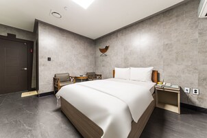 Deluxe Double Room | Desk, iron/ironing board, free WiFi, bed sheets