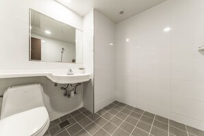 Deluxe Double Room | Bathroom | Shower, free toiletries, hair dryer, bathrobes - Luxor Hotel (Goyang)