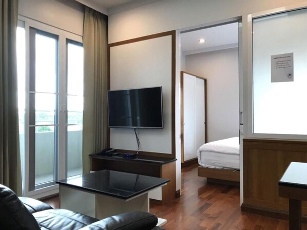 Rollaway beds, free WiFi, bed sheets - KM Condo (La-ngu)
