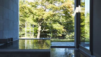 Suite (Stylish Maisonette,Available from 8) | Salle de bain | Baignoire et douche séparées, baignoire d'eau douce