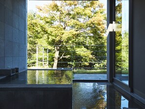 Suite (Stylish Maisonette,Available from 8) | Salle de bain | Baignoire et douche séparées, baignoire d'eau douce