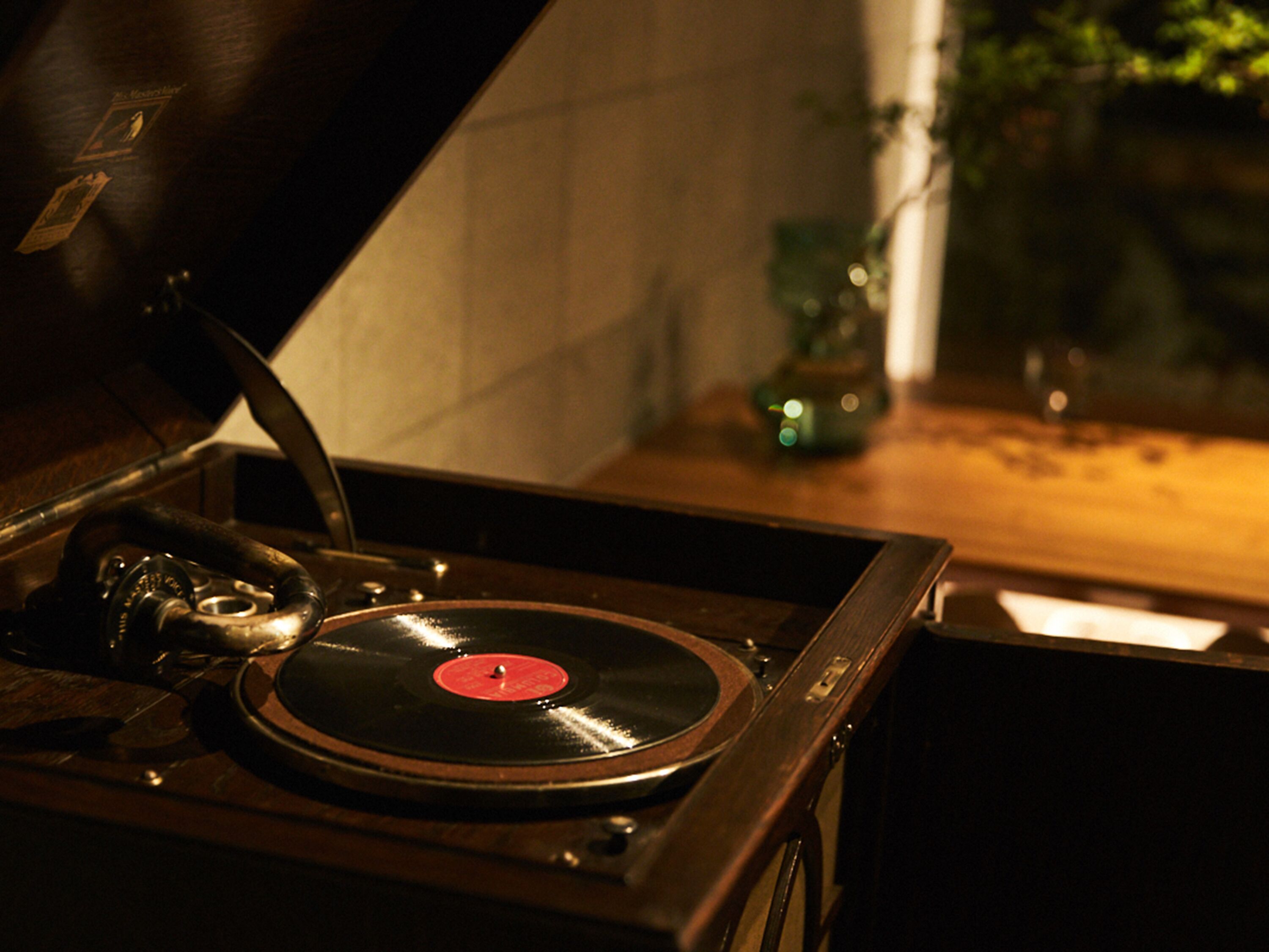 Un giradischi con un vinile, un microfono e un amplificatore vintage.
