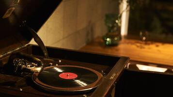 Un giradischi con un vinile, un microfono e un amplificatore vintage.