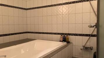 Separate bathtub and shower, deep-soaking bathtub, free toiletries