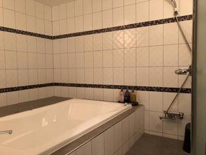 Separat badekar og dusj og dype avslapningsbadekar