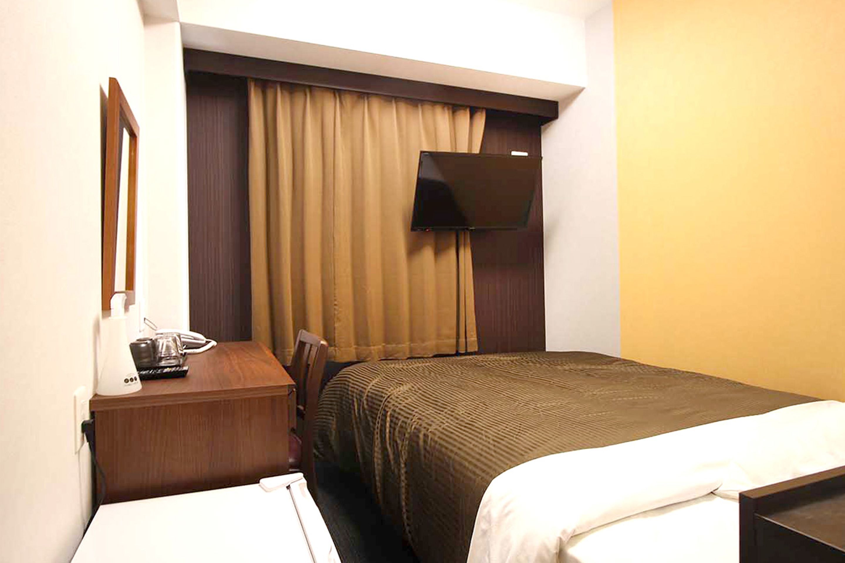 desk, free wifi, bed sheets