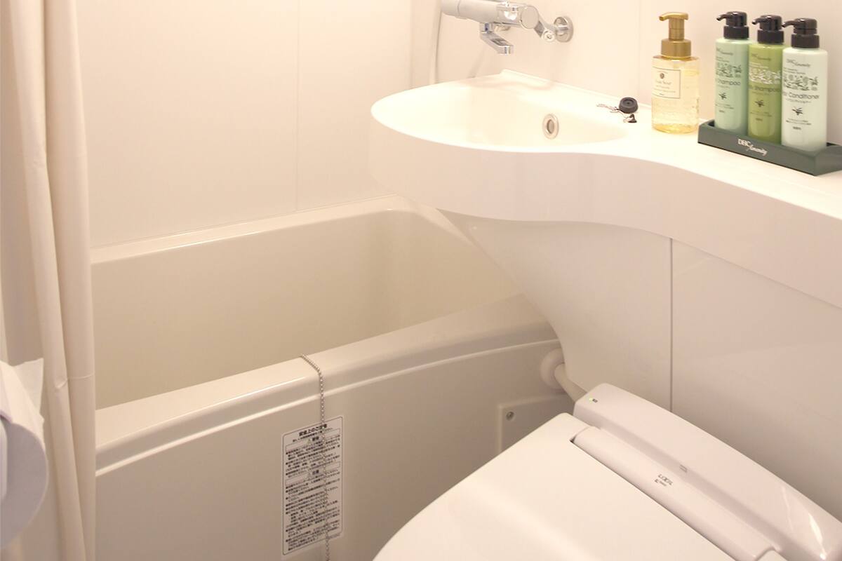 combined shower/bathtub, deep-soaking bathtub, free toiletries