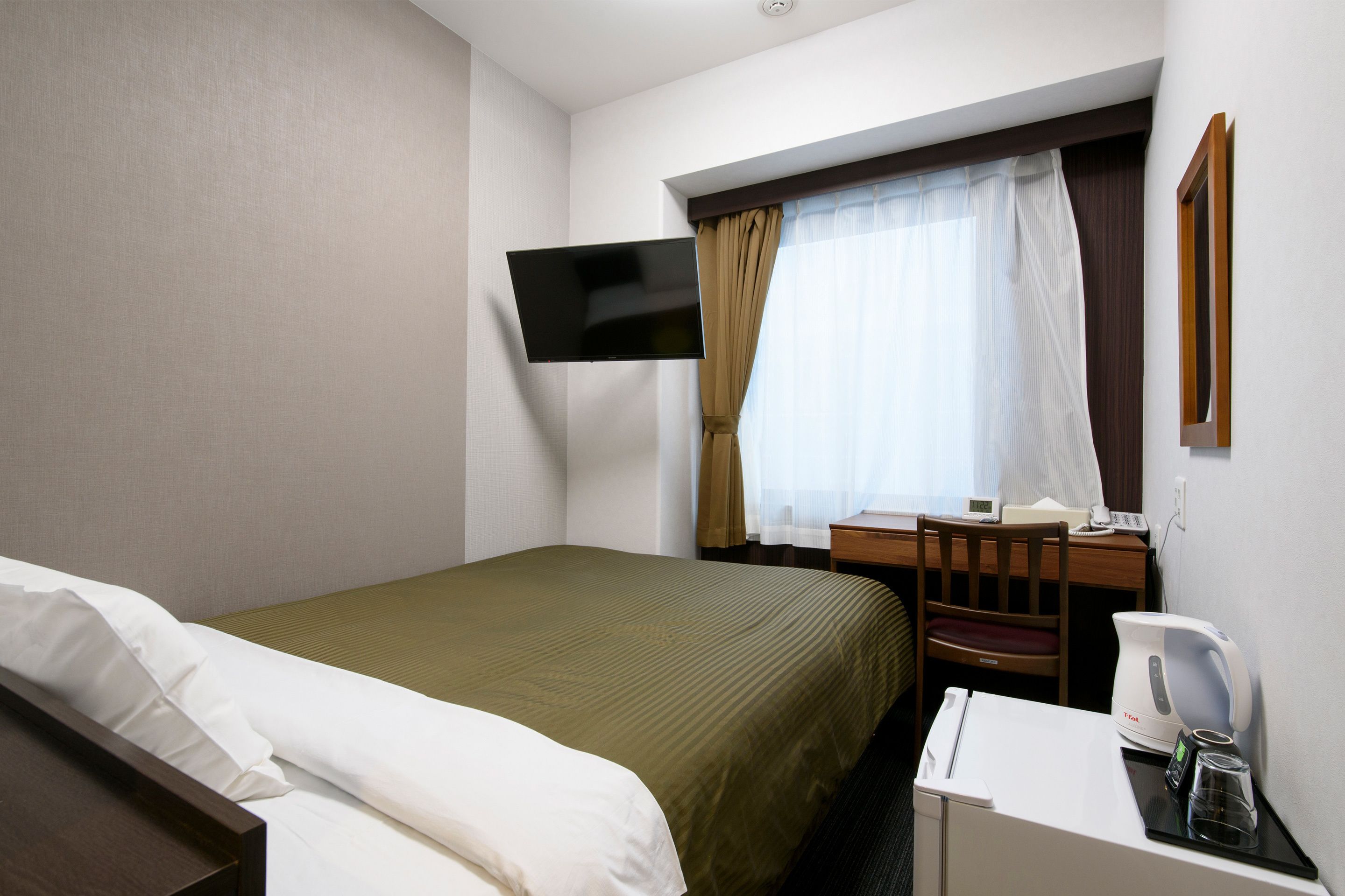 desk, free wifi, bed sheets