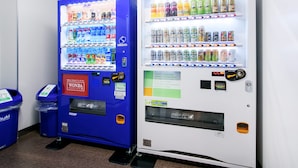 Deux distributeurs automatiques proposant une variété de boissons et d’en-cas.