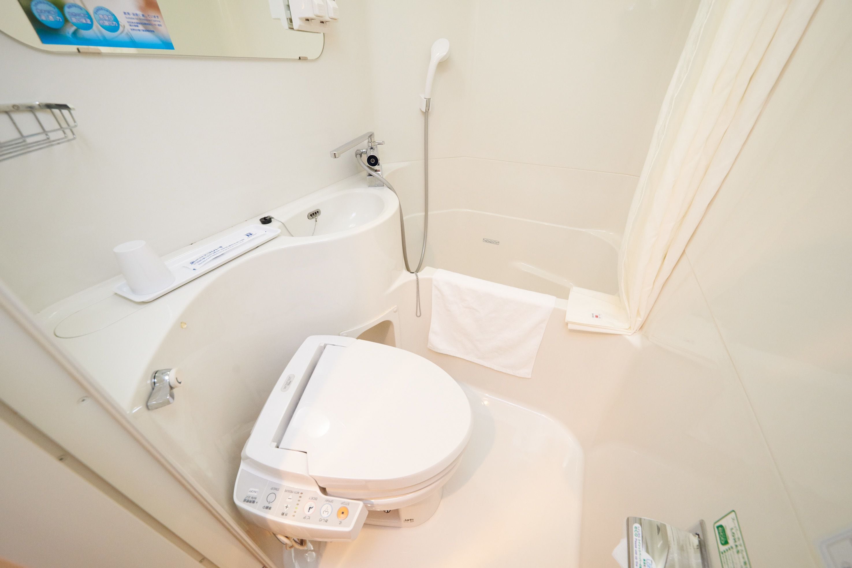 Bañera con ducha, artículos de tocador gratuitos, pantuflas, toallas