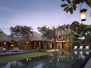 Villa, 5 chambres, vue sur la piscine | 5 chambres, coffre-fort, accès au Wi-Fi (inclus), literie fournie
