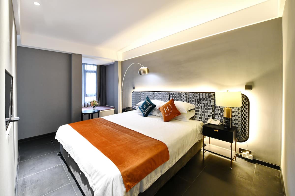 Exclusive Suite, Courtyard View | 1 bedroom, desk, blackout curtains, free WiFi