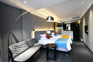 Habitación exclusiva con 2 camas individuales, vistas al patio | 1 dormitorio, escritorio, cortinas opacas y wifi gratis
