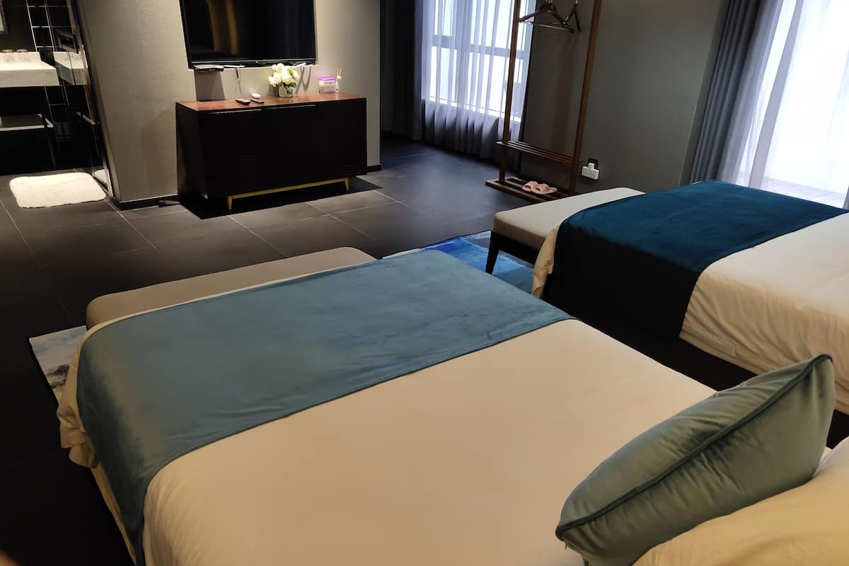 Elite Twin Room, Mountain View | 1 bedroom, desk, blackout curtains, free WiFi