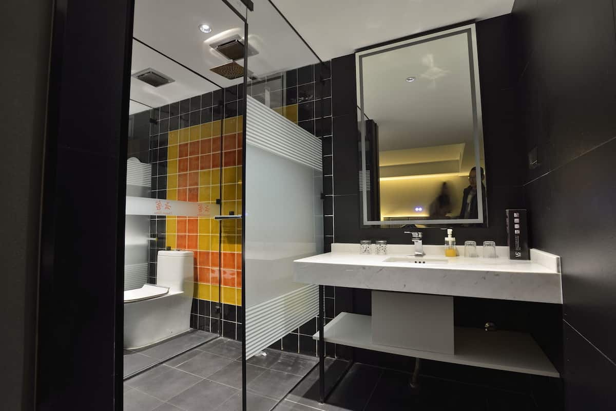 Elite Twin Room, Mountain View | Bathroom | Shower, free toiletries, hair dryer, bathrobes