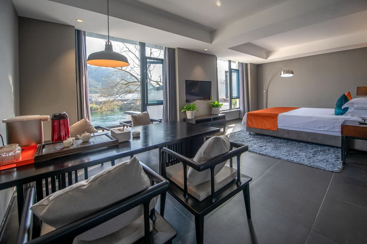 Deluxe Suite, River View | 1 bedroom, desk, blackout drapes, WiFi (free)