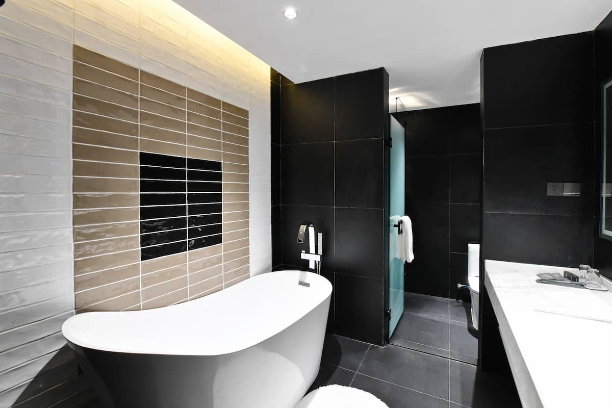 Deluxe Suite, River View | Bathroom | Shower, free toiletries, hair dryer, bathrobes